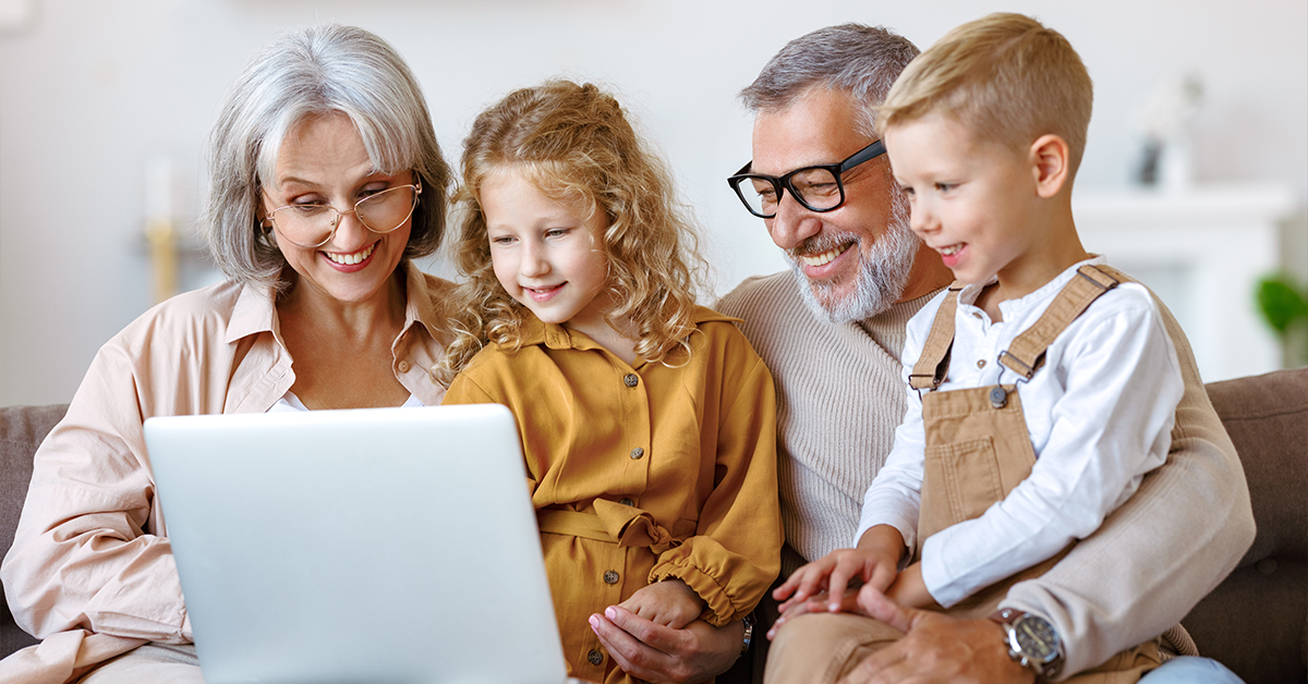 Računalniško opismenjevanje starejših ustvarja tudi nove vezi med različnimi generacijami.