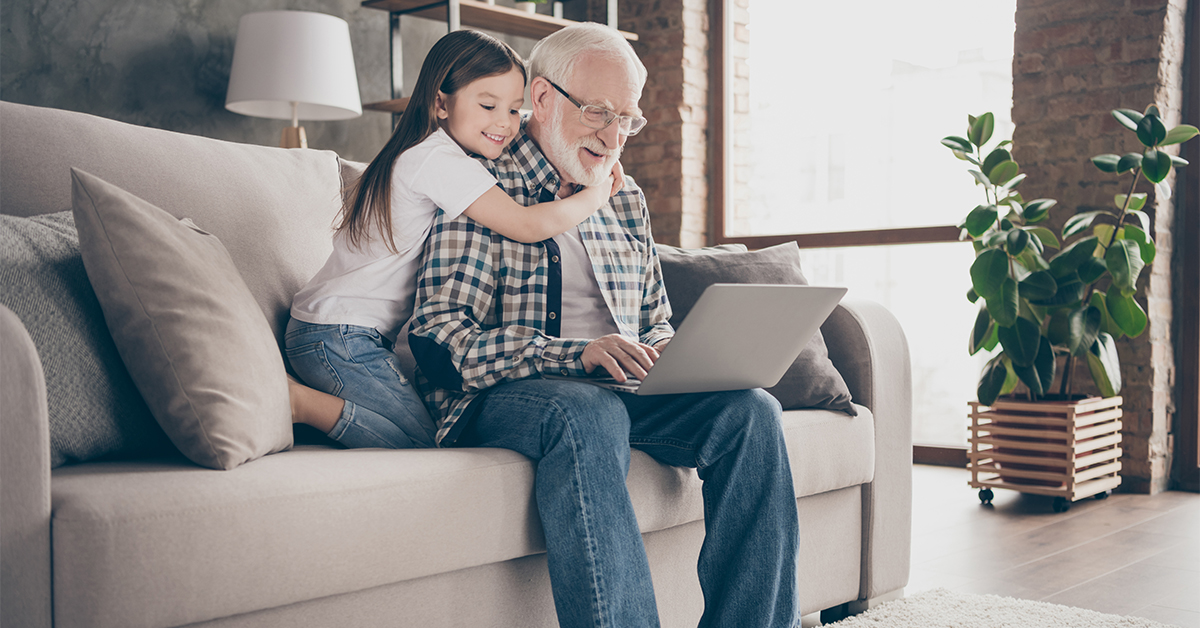 Starejšim lahko prehod v digitalno dobo na zabaven način približajo tudi veliko mlajši vnuki.